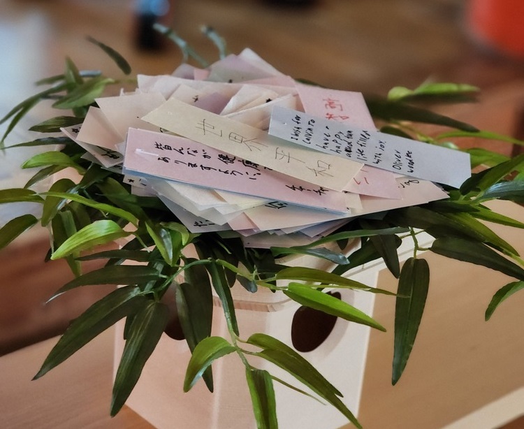 神社に奉納された短冊の画像